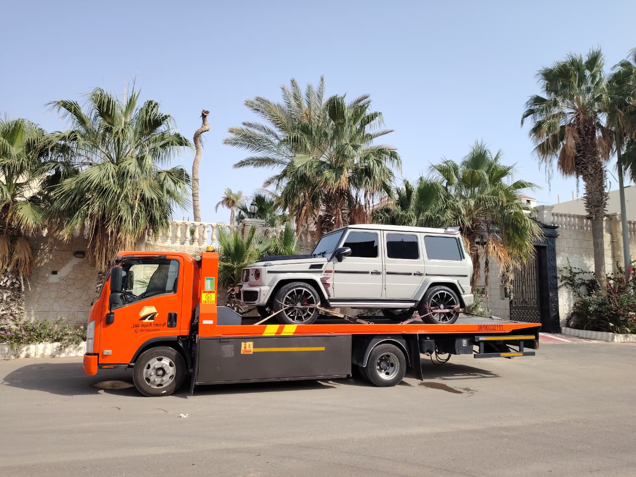 سطحة برتقالية تنقل مرسيدس G-Class بيضاء في الخبر